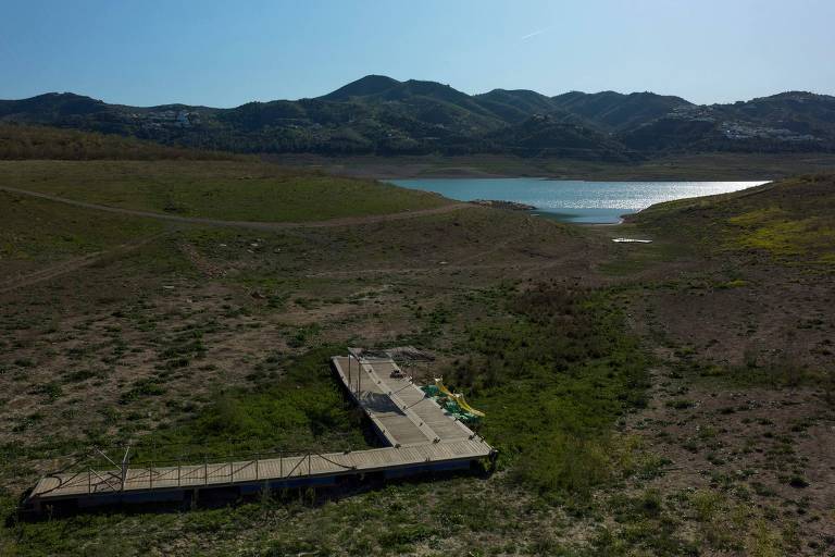 Píer que costumava flutuar na água aparece em área seca no reservatório La Vinuela, em Málaga