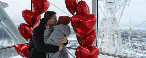 (230215) -- MOSCOW, Feb. 15, 2023 (Xinhua) -- A couple celebrates Valentine's day in a cabin of a ferris wheel in Moscow, Russia, on Feb. 14, 2023. (Photo by Alexander Zemlianichenko Jr/Xinhua)