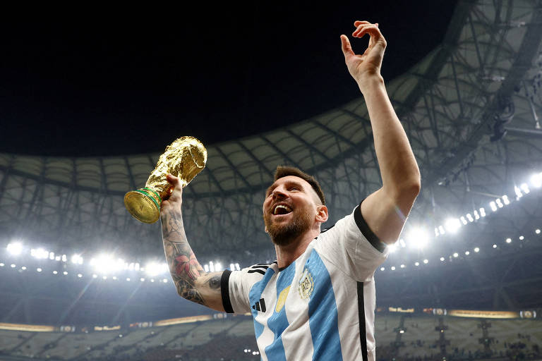 Lionel Messi comemora o título da Copa do Mundo com a seleção argentina, em 2022