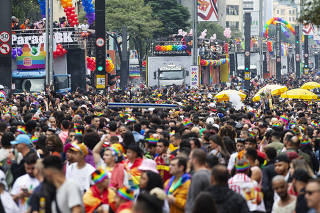 26a Parada LGBTQIA+ em Sao Paulo . Publico se aglomera para acompanhar trios eletetrico na av Paulista