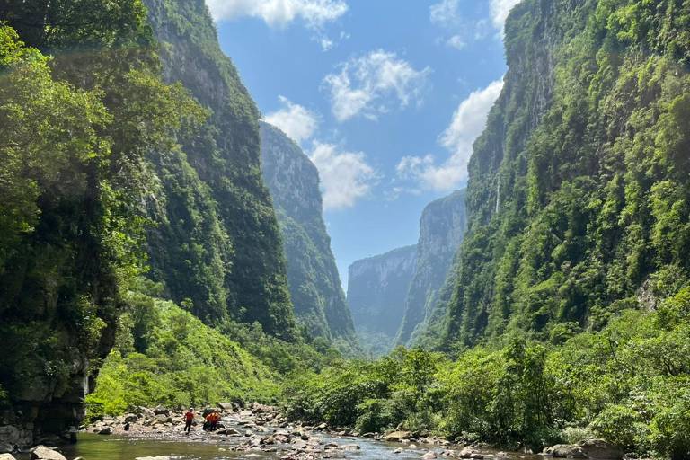 Trilha do rio do Boi, que percorre um trecho da parte interna do cânion Itaimbezinho, no Parque Nacional de Aparados da Serra, na divisa entre Santa Catarina e Rio Grande do Sul