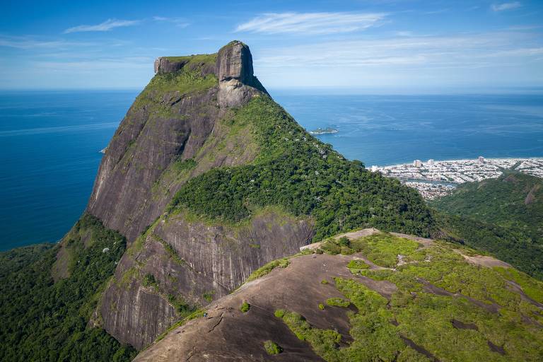 Vista aérea da Pedra da Gávea, com a Pedra Bonita mais abaixo; conjunto faz parte do Parque Nacional da Tijuca e oferece uma das vistas mais deslumbrantes do Rio de Janeiro