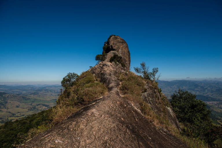Vista da Pedra do Baú a partir do Morro do Bauzinho, que faz parte do Complexo da Pedra do Baú, em São Bento do Sapucaí, no interior de São Paulo