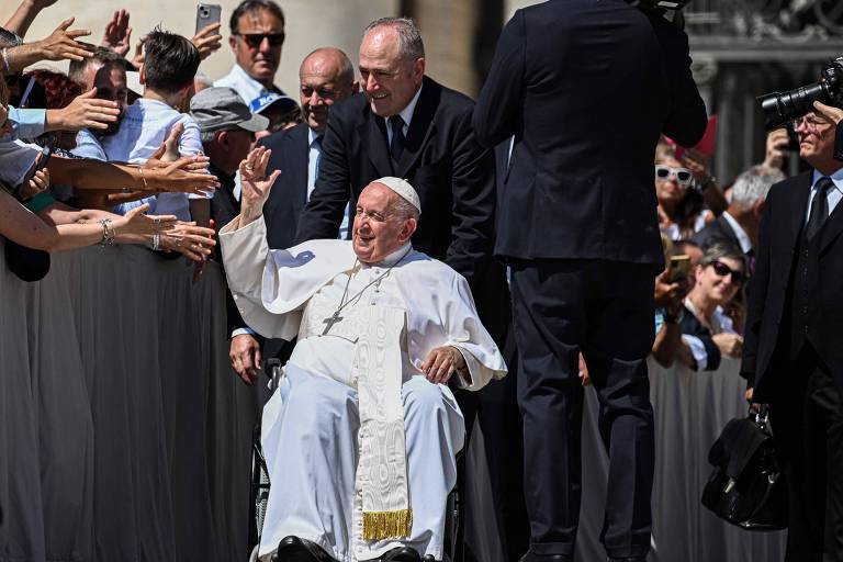 Papa Francisco é hospitalizado e passa por cirurgia na região abdominal