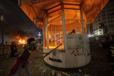 ***ARQUIVO***SÃO PAULO, SP, 18.06.2013 - protestos em são paulo contra a tarifa de ônibus. em 18 de junho de 2013. black blocs colocam fogo e destroem guarita da pm, em frente a prefeitura de sp, no viaduto do chá. (Foto: André Porto/Folhapress)