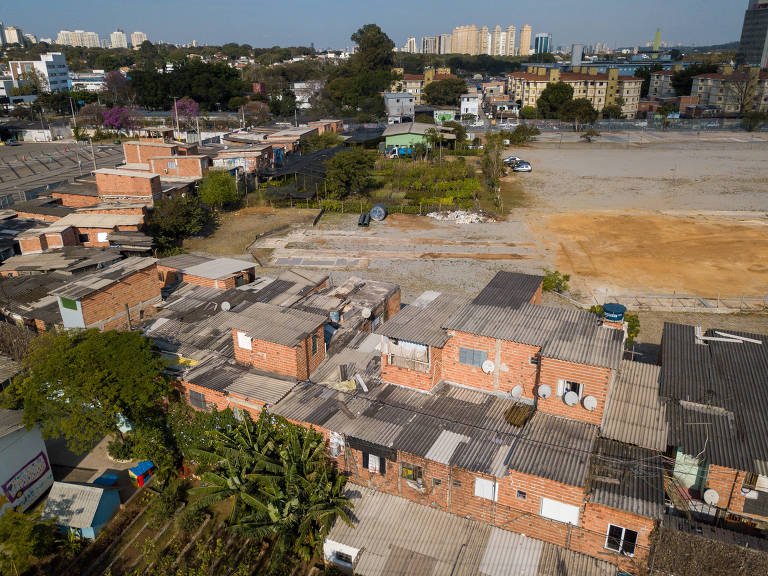 Favela do Nove, na Vila Leopoldina, é um dos locais que receberiam empreendimento da Votorantim; em contrapartida, um conjunto habitacional seria construído perto dali