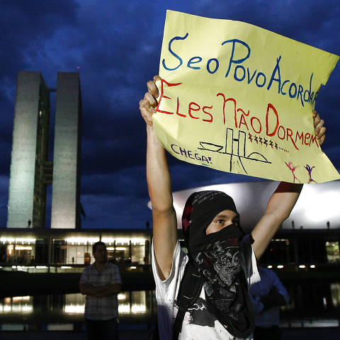 BRASÍLIA, DF, BRASIL, 17-06-2013: Manifestante levanta cartaz, durante manifestação contra corrupção, no Congresso Nacional, em Brasília (DF). (Foto: Pedro Ladeira/Folhapress, PODER)