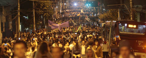 SAO PAULO,SP , BRASIL-17-06- 2013:   manifestantes  na Av Reboucas sentido Paulista  para manifestacao contra o aumento da tarife de onibus.Imagem faz parte do documentario 