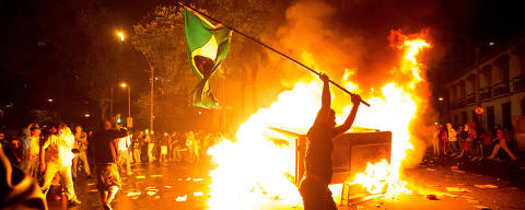 RIO DE JANEIRO, RJ, 17.06.2013, Manifestante entram em confronto com a policia na Alerj, durante os protestos contra o aumento das passagens, no Rio de Janeiro. (Foto: Daniel Marenco/Folhapress)