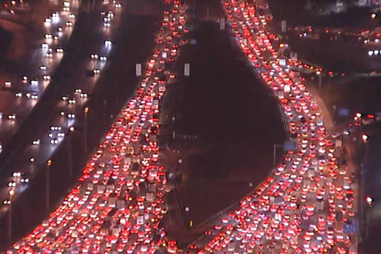 São Paulo supera 1.000 km de lentidão no trânsito na véspera do feriado; estradas têm situação normal