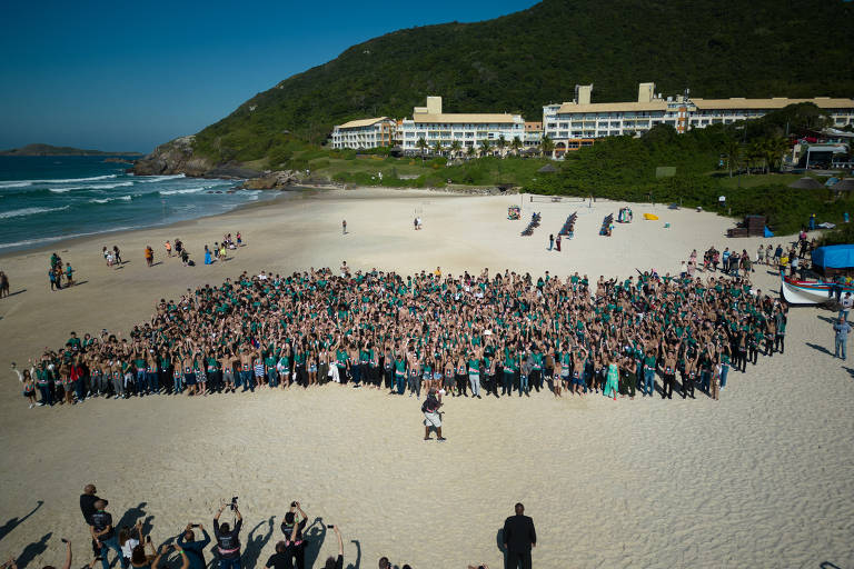  Foto aérea com os medalhistas de ouro da Obmep, na praia do Santinho, em Florianópolis (SC) 