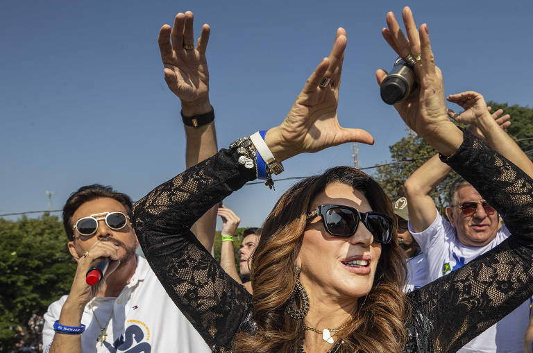 O apóstolo Estevam Hernandes ao lado de sua mulher, bispa Sonia,  durante oração na abertura da Marcha para Jesus, na manhã desta quinta-feira (8), na avenida Tiradentes, região central de São Paulo