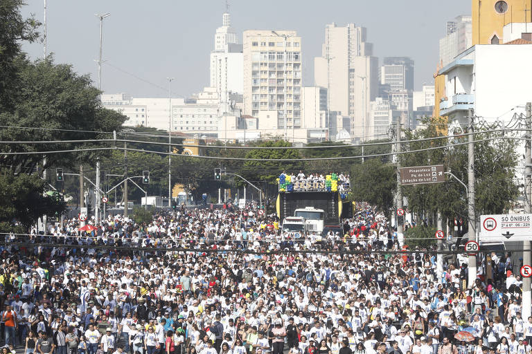 Multidão no início da 31ª edição da Marcha para Jesus, na manhã desta quinta-feira (8), na avenida Tiradentes, centro de São Paulo