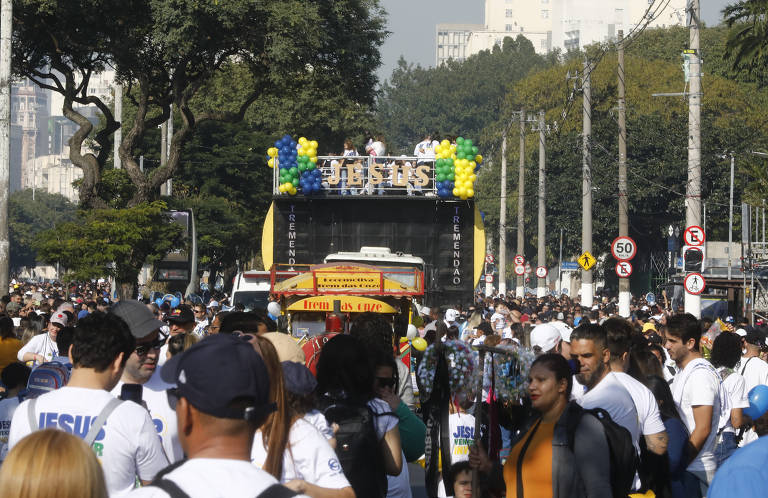 Fiéis ao lado de carro de som no inicio da 31ª edição da Marcha para Jesus na avenida Tiradentes, centro de São Paulo, na manhã desta quinta-feira (8)