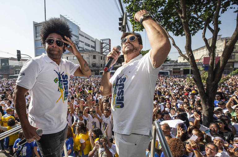 Cantor gospel Talles Roberto e o apóstolo Estevam Hernandes  durante o início da Marcha para Jesus, na avenida Tiradentes, centro de São Paulo, na manhã desta quinta-feira (8)