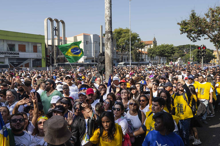 Jovens em meio à multidão que participa da Marcha para Jesus, na manhã desta quinta-feira (8), em São Paulo