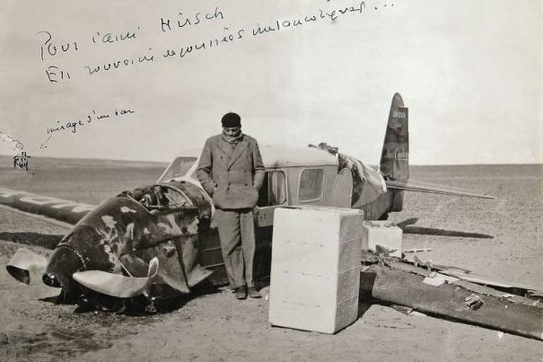 Exupéry diante dos destroços de seu avião, na Líbia, em 1935