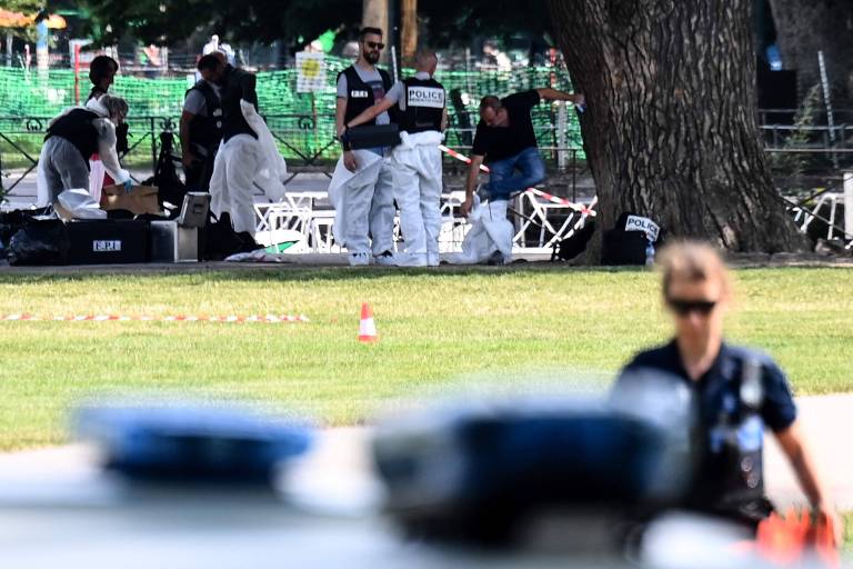 Membros da polícia forense da França em local de ataque com faca, em Annecy