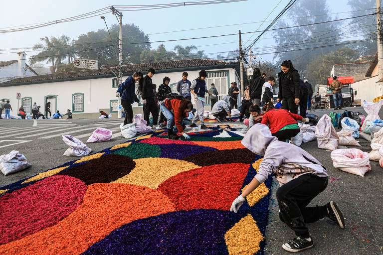 Confecção do tapete colorido para a festa de Corpus Christi 2023, em Santana de Parnaíba (SP)