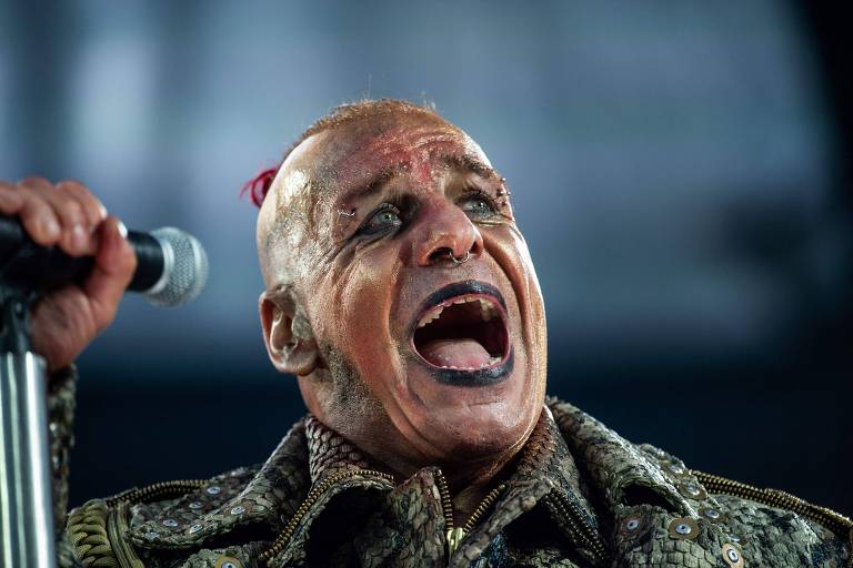 Till Lindemann, cantor do Rammstein, rejeita acusações de abusos sexuais