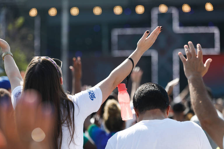 Fiéis diante do palco da Marcha para Jesus na tarde desta quinta-feira, em Santana, na zona norte de São Paulo