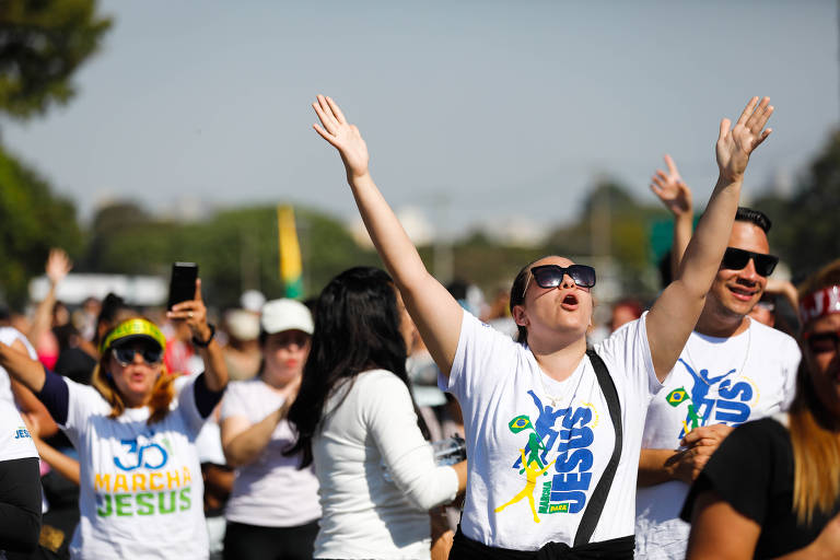 Fiéis da Marcha para Jesus não conseguem esconder a emoção