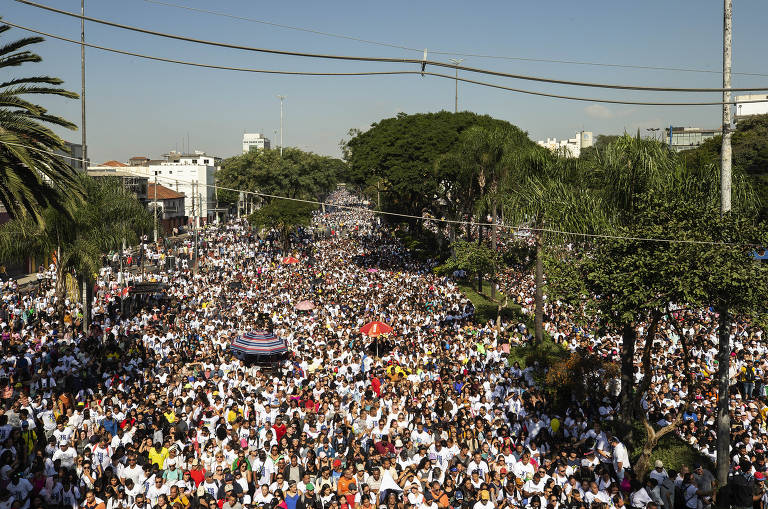 Fiéis caminham pela avenida Tiradentes, no centro de São Paulo, durante Marcha para Jesus