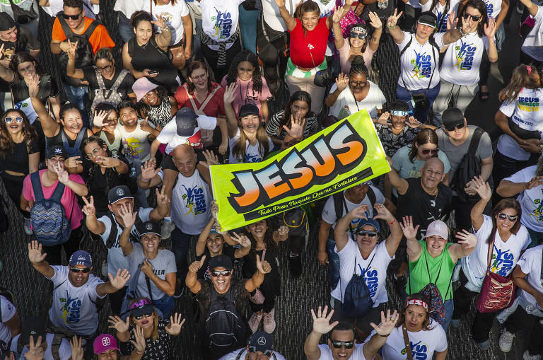 Fiéis erguem faixa durante Marcha para Jesus, na tarde desta quinta-feira (8), em São Paulo
