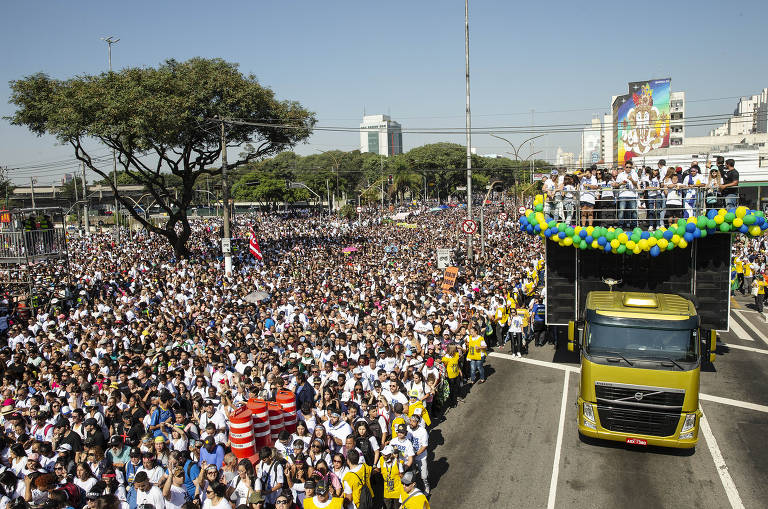 Trio elétrico passa diante da multidão na zona norte de São Paulo, onde terminou a Marcha para Jesus, nesta quinta-feira (8)