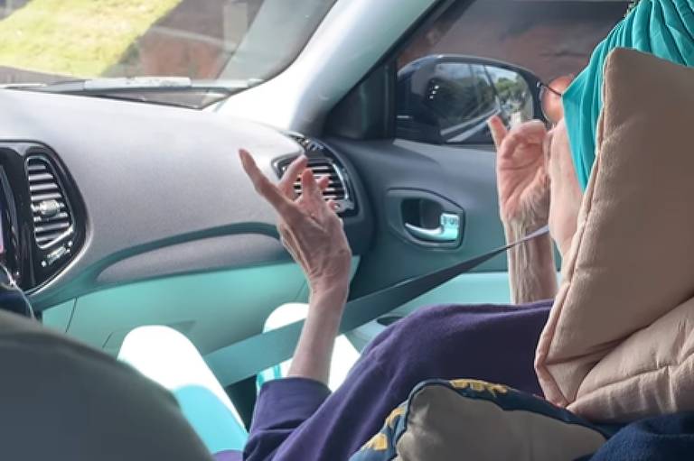 Rita Lee dança com as mãos no carro a caminho do hospital