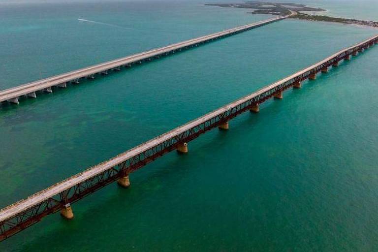 Estrada sobre pilares na água; a Overseas Highway conecta 44 ilhas tropicais