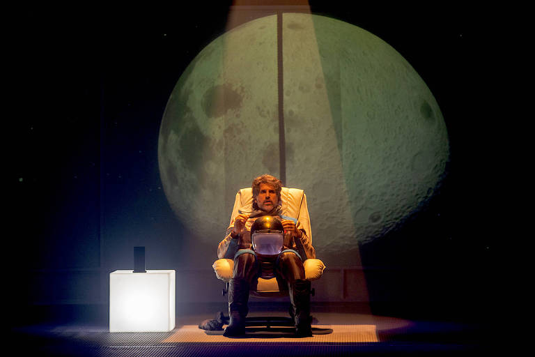 Eriberto Leão em cena da peça "O Astronauta"