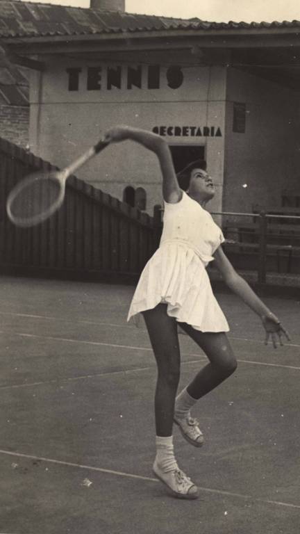 mariaestherbuenooficial foi uma renomada tenista brasileira nascida e