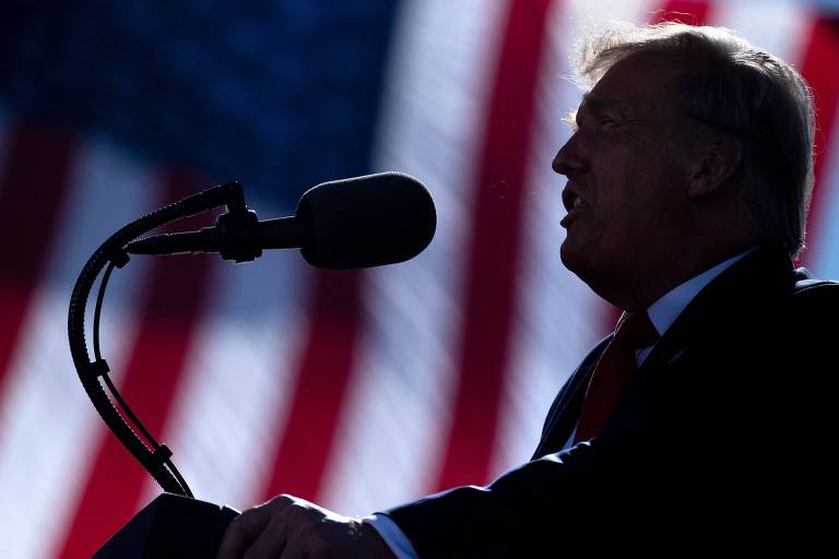 O ex-presidente dos EUA Donald Trump discursa durante comício em Goodyear, no Arizona