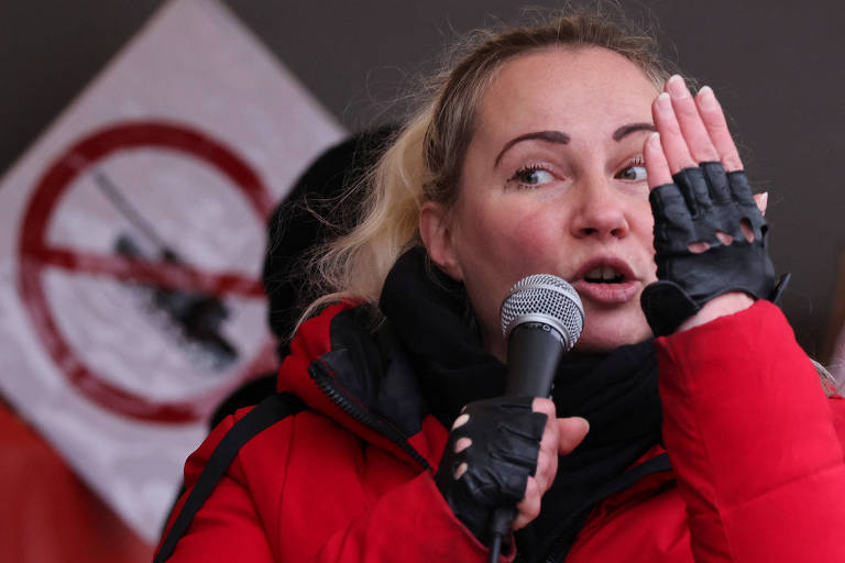 Elena Kolbasnikova, ucraniana ativista de movimento pró-Rússia, discursa em um comício em Colônia, na Alemanha