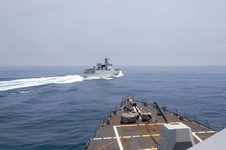 O contratorpedeiro americano USS Chung-Hoon próximo ao navio da Marinha chinesa Luyang III, ao fundo, no Estreito de Taiwan