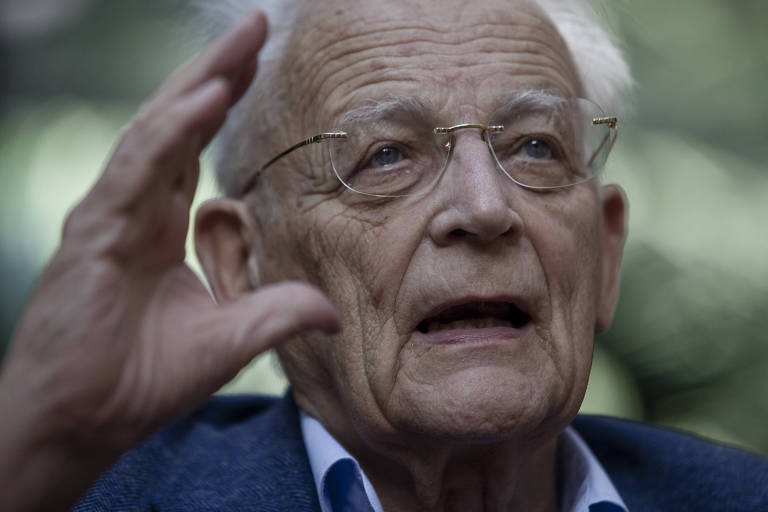 Morre Alain Touraine, sociólogo da evolução social francesa, aos 97 anos