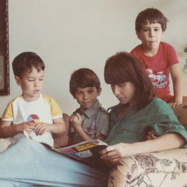 Rita Lee com os três filhos (da esq. para a dir.): Antonio, Beto e João