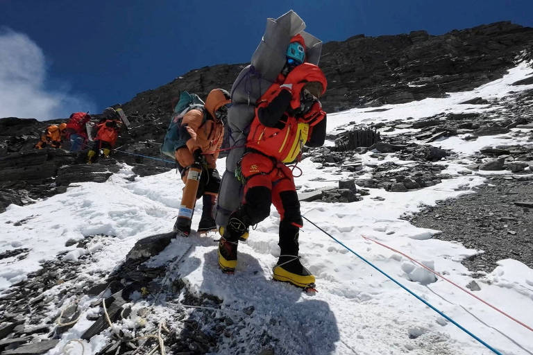 Monte Everest registra temporada de escalada letal com frio extremo e recorde de alpinistas