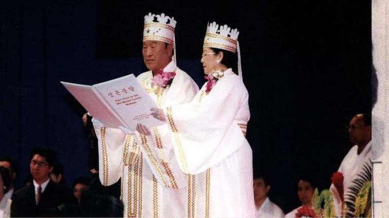 O reverendo Sun Myung Moon (retratado ao lado da mulher) liderava igreja antes de morrer, em 2012