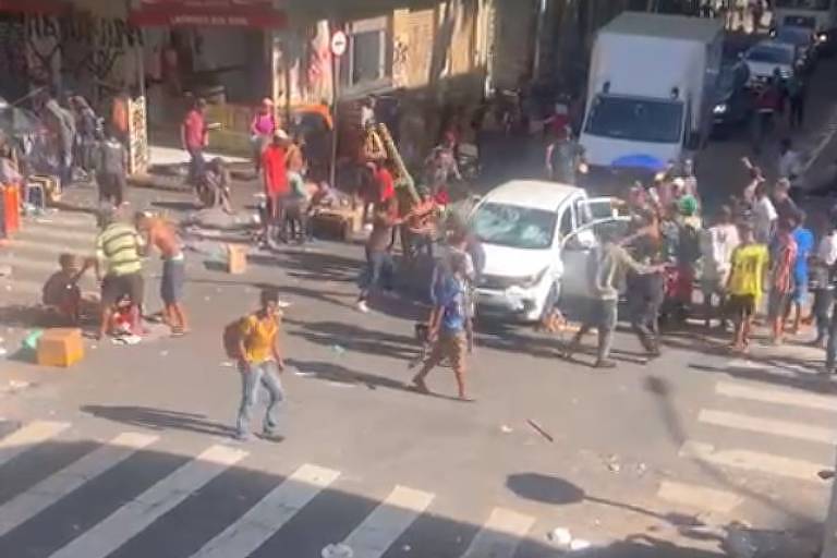 Usuários de drogas atacaram motorista que trefegava pela rua Vitória, no centro de São Paulo