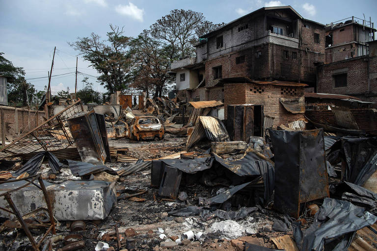 Os restos queimados de uma localidade de Kuki, no estado indiano de Manipur