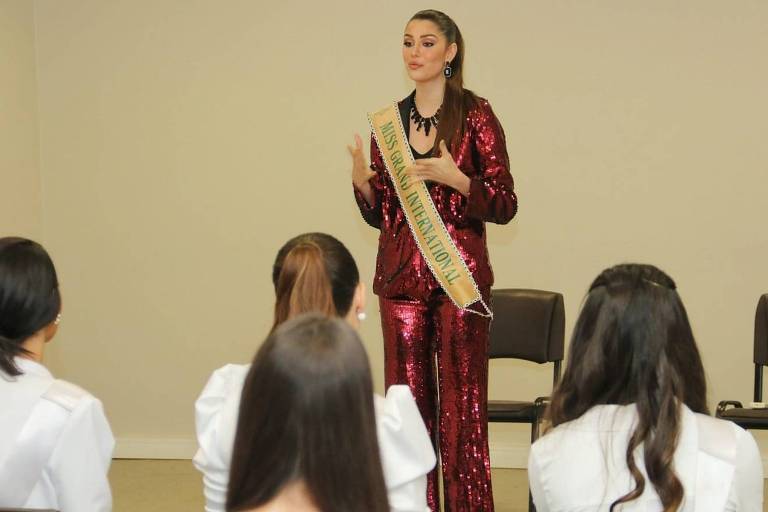 A paulista Isabella Menin, Miss Grand International 2022, fala com as candidatas do Miss Grand Brasil 2023