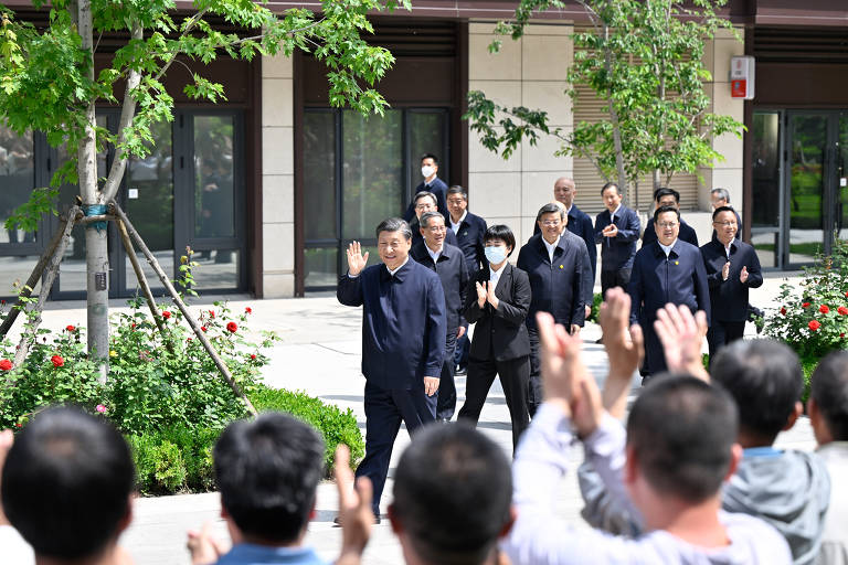 O líder do regime chinês, Xi Jinping, durante visita a uma comunidade residencial no distrito de Rongdong, em Xiong'an