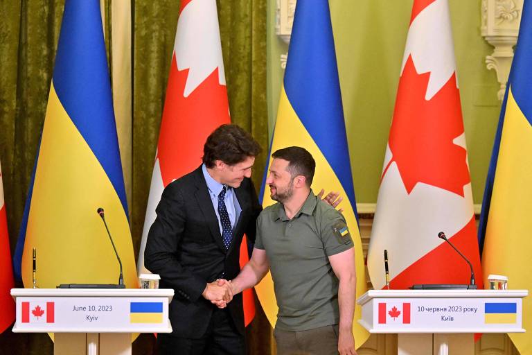 Zelenski cumprimenta o premiê canadense, Justin Trudeau, que o visitou em Kiev