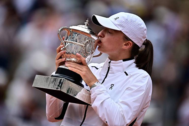 Iga Swiatek vence Roland Garros, e Bia Haddad vira 'top 10' pela primeira vez