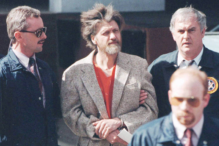 Theodore Kaczynski é levado a um tribunal federal nos EUA