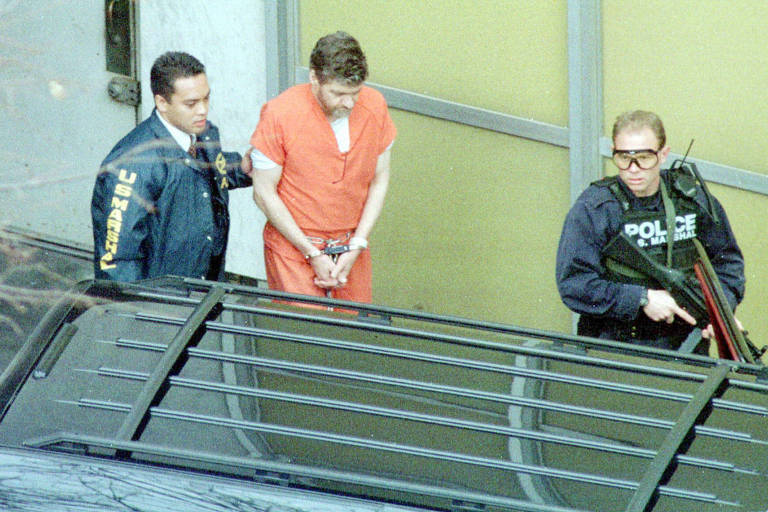 Ted Kaczynski é conduzido por policiais em prisão de Sacramento, nos EUA