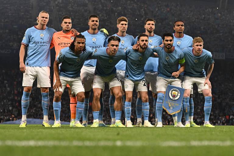 Torcida do Manchester City festeja título até o sol raiar