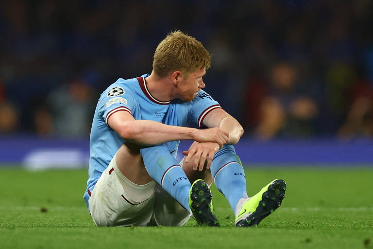 Torcida do Manchester City festeja título até o sol raiar